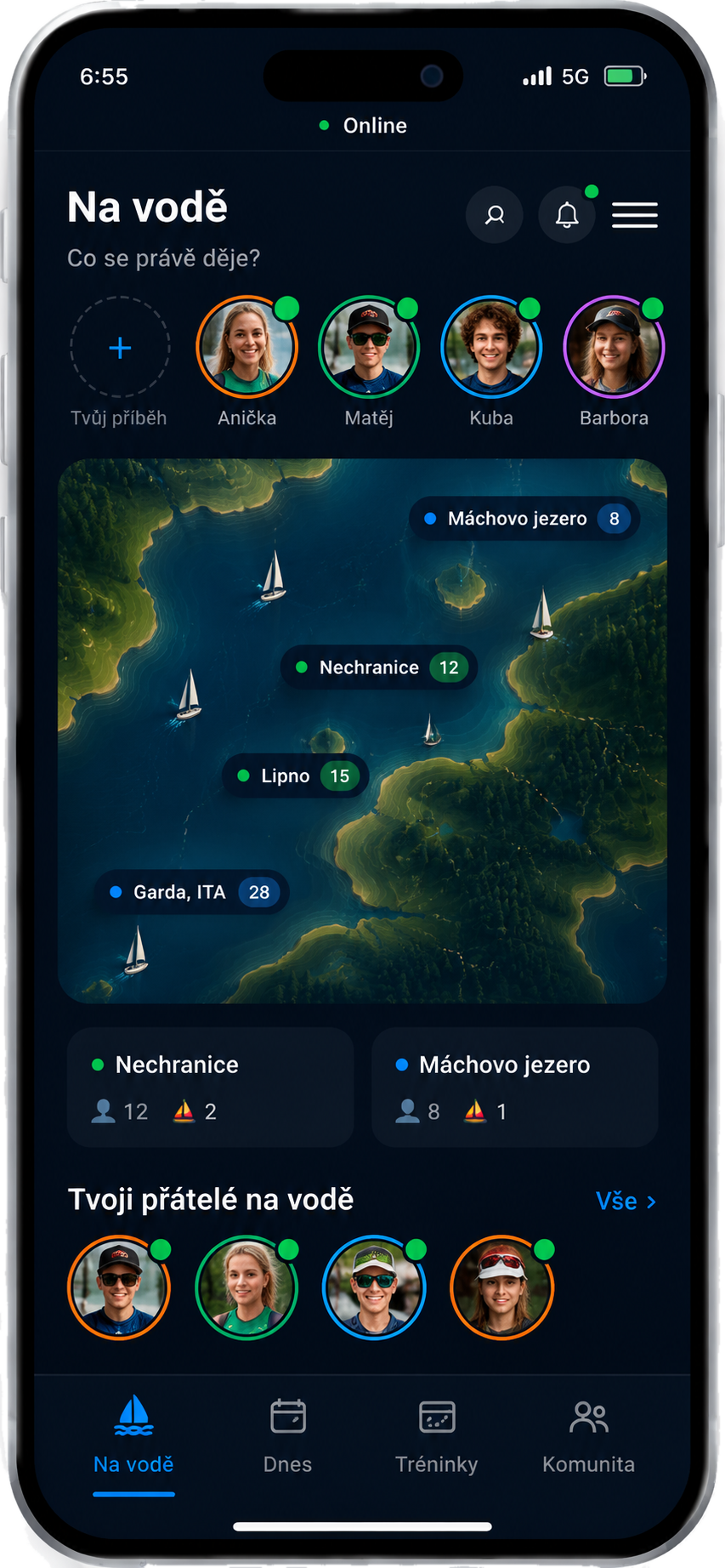iPhone s obrazovkou Na vodě v aplikaci Layline: příběhy přátel, mapa jezera s plachetnicemi a místy, kde se právě trénuje — Nechranice 12 lidí, Lipno 15, Máchovo jezero 8 a Garda v Itálii 28 — karty lokalit a přehled přátel na vodě.